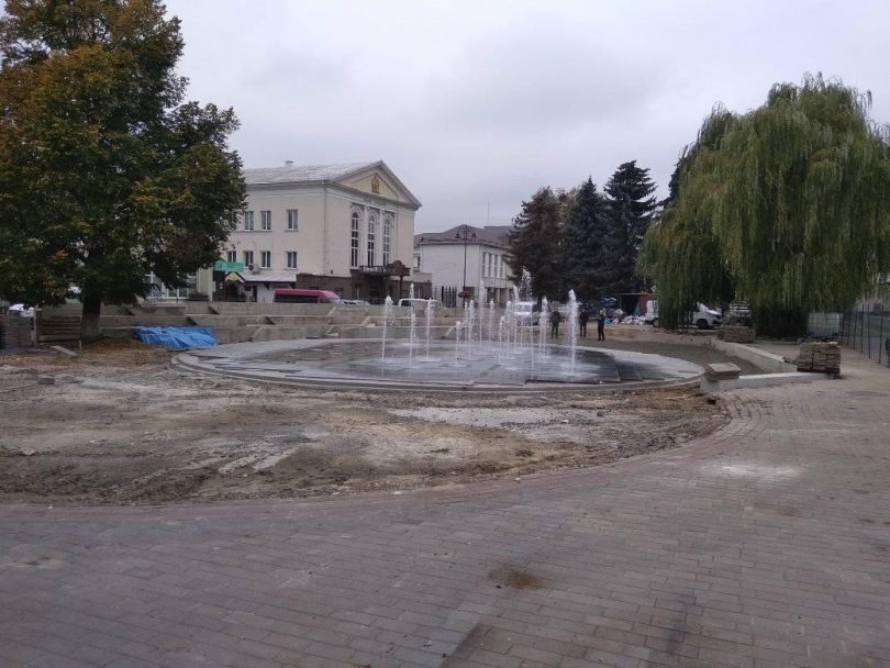 В центрі Луцька у тестовому режимі запустили фонтан