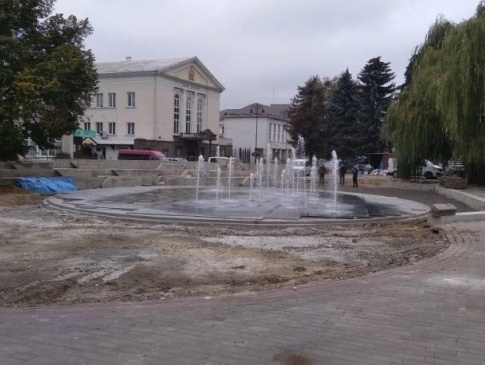 В центрі Луцька у тестовому режимі запустили фонтан