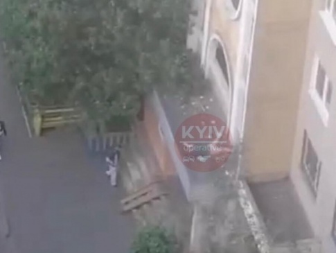 У Києві дівчина випала з балкону і загинула