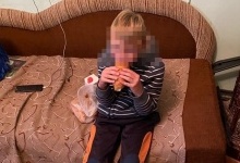 У Львові поки п'яна матір спала на лавці, 6-річний голодний син будив її