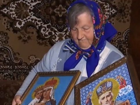 Втратила онука: жінка вишиває ікони на продаж, аби врятувати чиюсь дитину
