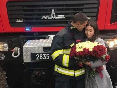 Закарпатець на пожежній машині зробив пропозицію коханій
