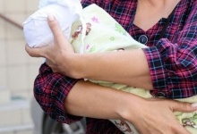 Горе-матір за 400 тисяч продавала власне немовля