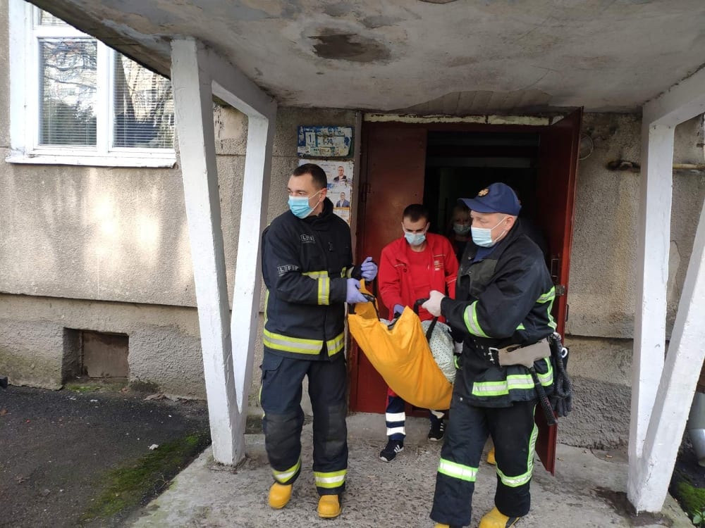 У Луцьку рятувальники визволили з квартири травмовану жінку