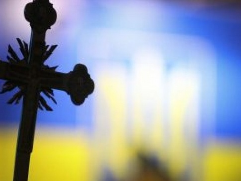На Житомирщині єпископ знявся в агітаційному ролику просто у церкві