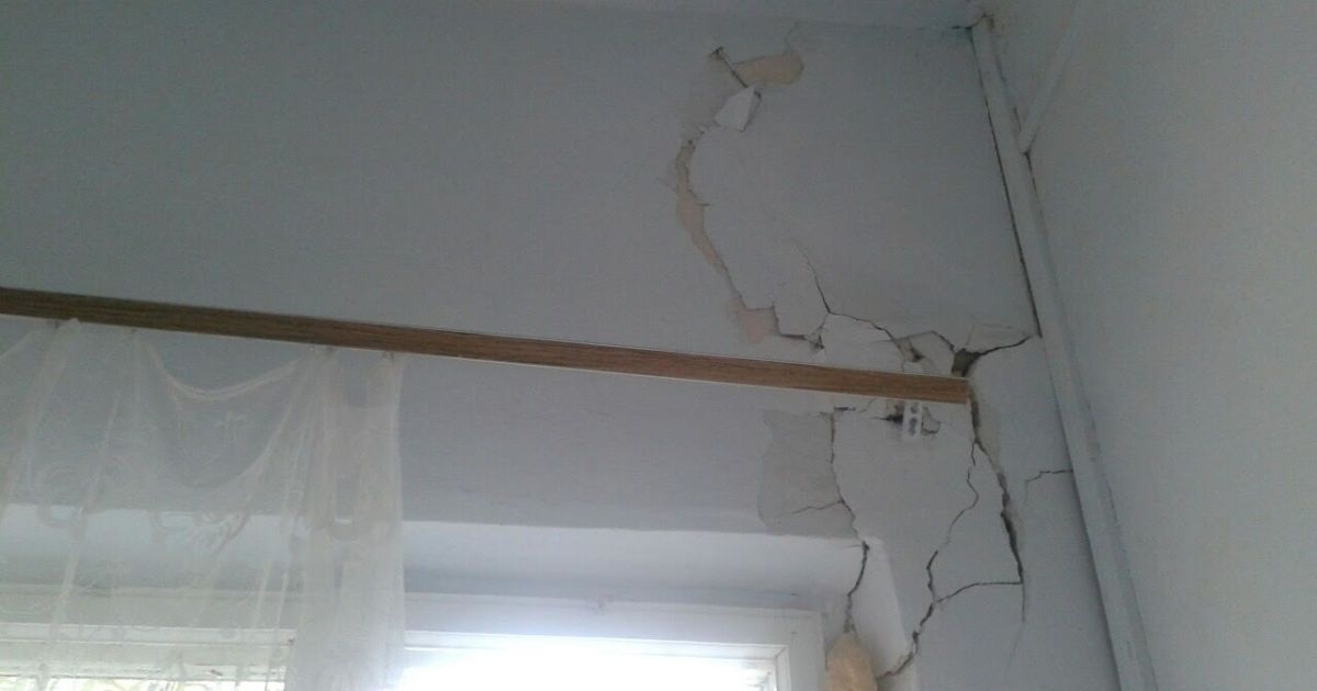 Облуплені стіни і пліснява: показали відео «коронавірусної» лікарні біля Харкова