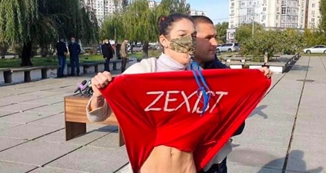 Без спідньої білизни і зі свистком: Зеленського на виборчій дільниці зустріла активістка Femen