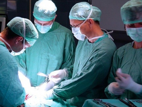 На Волині хірурги врятували руку жінки від ампутації. ФОТО 18+