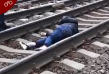 У Києві потяг збив дівчину, яка йшла по коліях