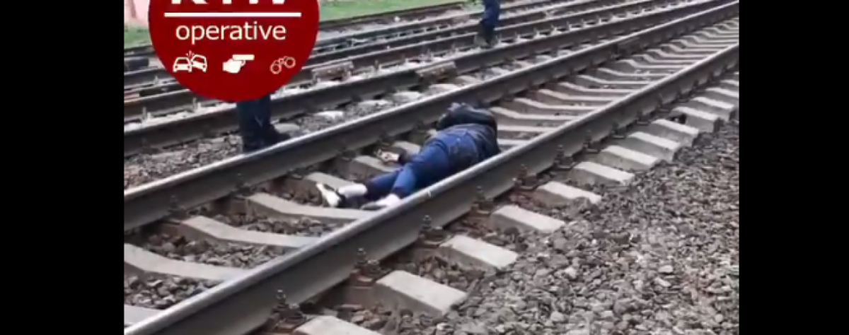 У Києві потяг збив дівчину, яка йшла по коліях