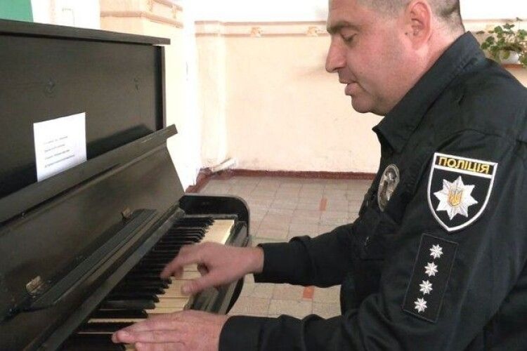 Поліцейський підірвав інтернет піснею про вибори