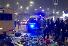 У Києві автобус влетів в кіоск біля зупинки, є жертва