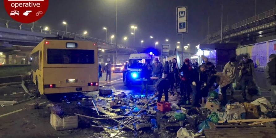 У Києві автобус влетів в кіоск біля зупинки, є жертва