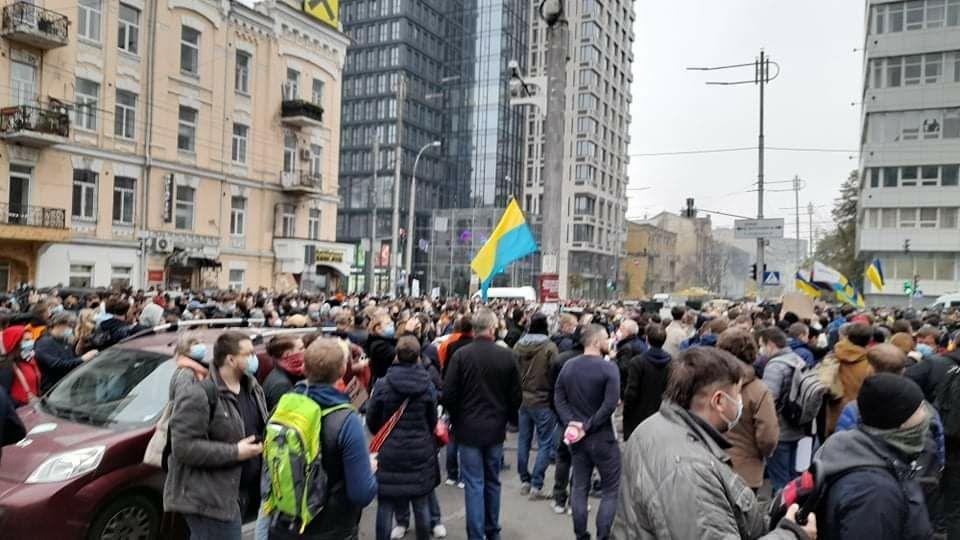 У Києві суд закидали димовими шашками і презервативами