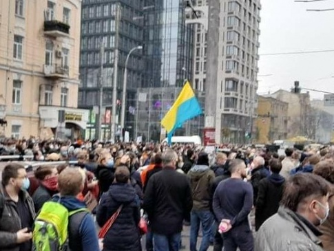 У Києві суд закидали димовими шашками і презервативами