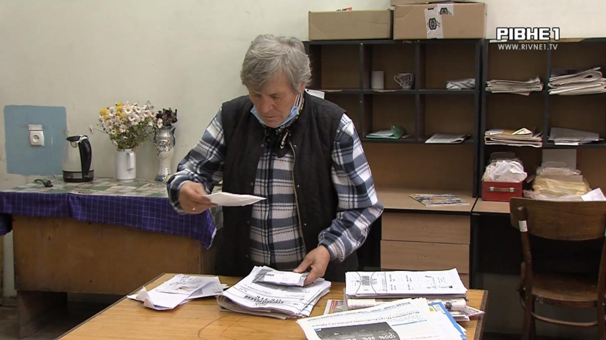 На Рівненщині 74-річна листоноша пішки розносить посилки