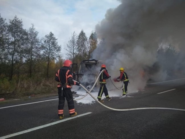 На трасі Київ - Ковель на ходу загорілася вантажівка