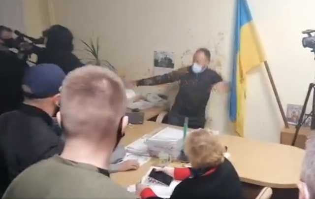 На Київщині голову сільської ради облили лайном