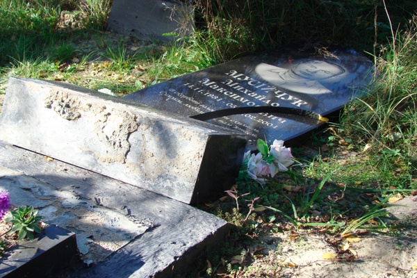 В Запорізькій області в ніч на Хелловін потрощили 14 могил