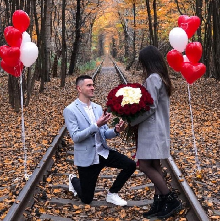 На Рівненщині у «Тунелі кохання» хлопець влаштував романтичне освідчення