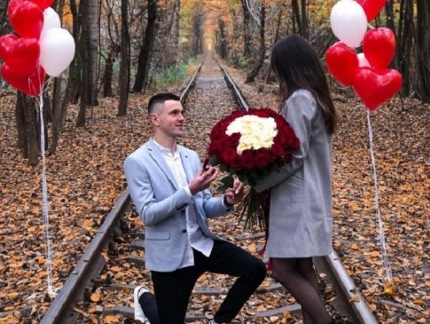 На Рівненщині у «Тунелі кохання» хлопець влаштував романтичне освідчення