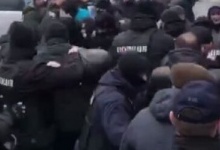 У Києві поліція силою розганяє євробляхарів, які поставили владі ультиматум