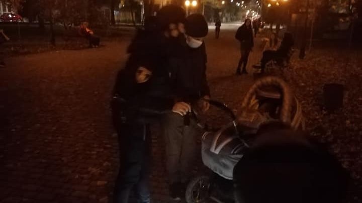 У Франківську на вулиці знайшли матір без свідомості і з немовлям