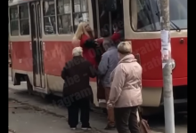 У Києві дівчину без маски ногами виштовхали з трамвая