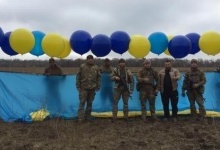 У небо над Луганськом на кульках запустили український прапор