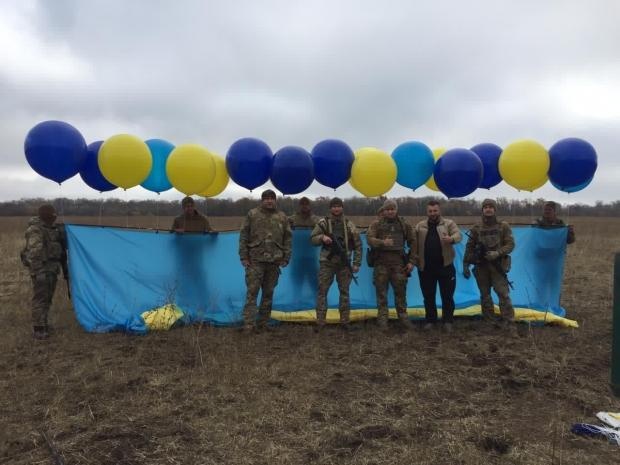 У небо над Луганськом на кульках запустили український прапор