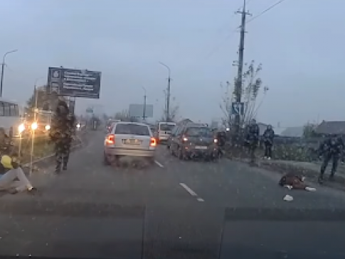 Опублікували відео аварії в Луцьку, в якій бус на переході збив двох школярок