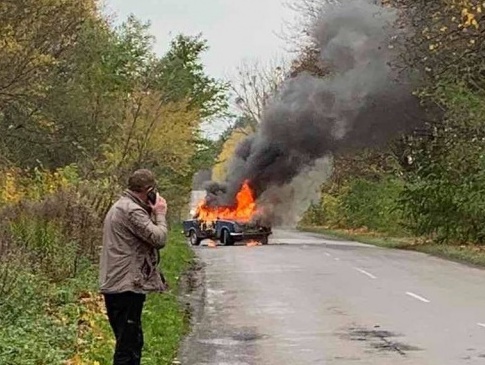 Водій отримав опіки: на Волині під час руху загорілося авто
