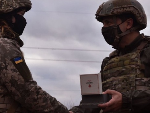 Зеленський на Луганщині вручив військовим волинської бригади цінні подарунки
