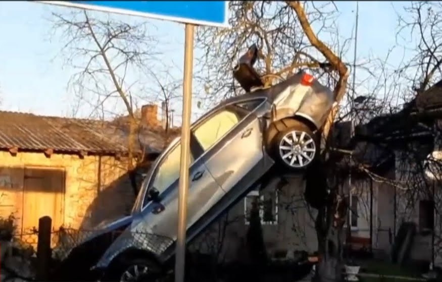 ДТП на Львівщині: автомобіль завис на дереві