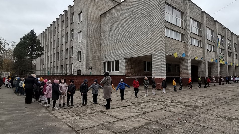 Три сотні учнів луцької школи влаштували руханку до дня української писемності