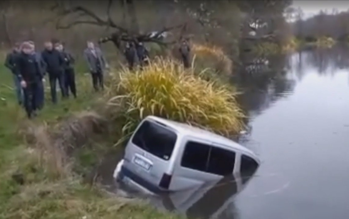 На Житомирщині чоловіка та його пасинка знайшли мертвими в авто на дні річки