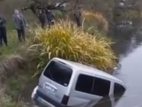 На Житомирщині чоловіка та його пасинка знайшли мертвими в авто на дні річки