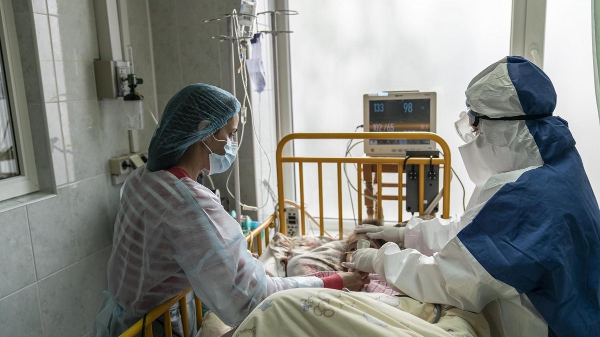 Українські лікарні прийматимуть лише важких хворих на коронавірус
