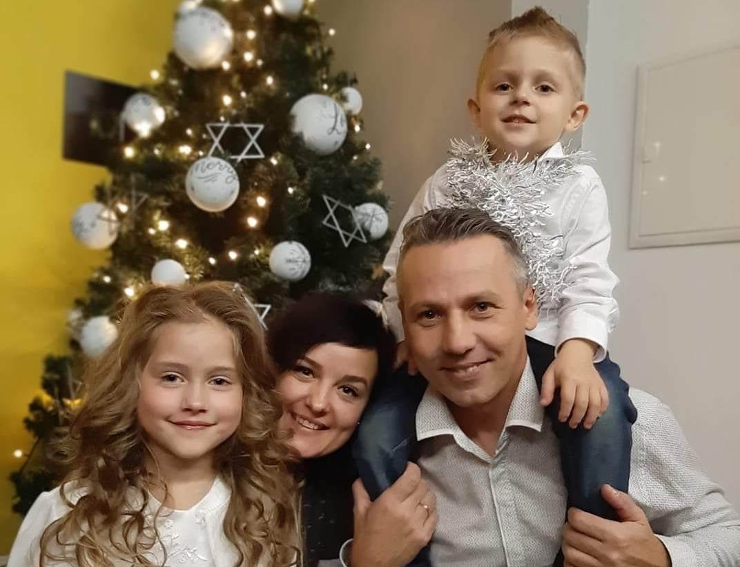 «Мамочко, не віддавайте нас»: на Житомирщині у прийомних батьків відбирають дітей