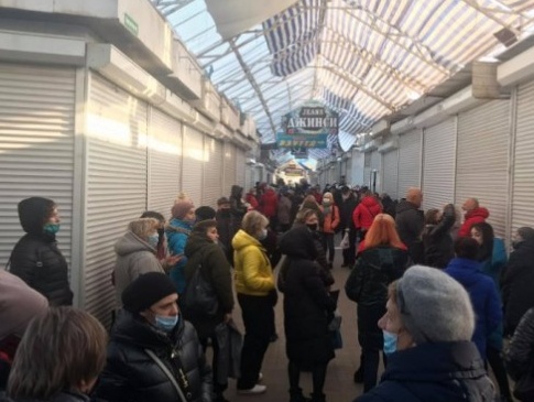 Ринок у Луцьку закрили на карантин, підприємці обурені