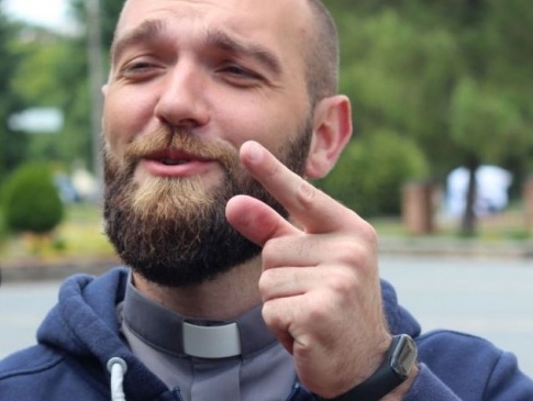Монах з Тернополя збирає стотисячні перегляди в мережі