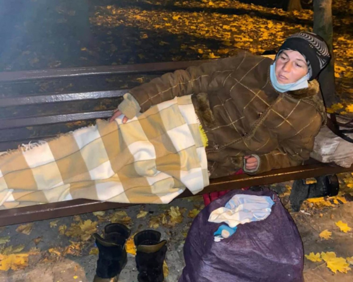 У Рівному в парку ночує жінка, яка втратила роботу через карантин