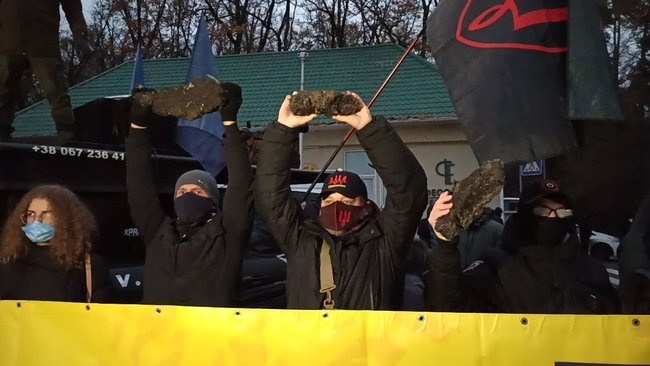Активісти зі шматками асфальту та шинами навідали Зеленського у «Феофанії»