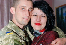 Українка шиє іграшки заради порятунку пораненого на війні чоловіка