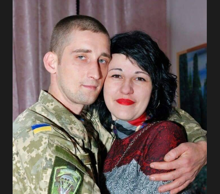 Українка шиє іграшки заради порятунку пораненого на війні чоловіка