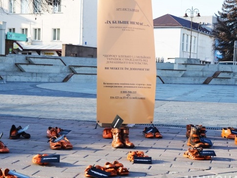 У центрі Луцька виставили взуття людей, «яких більше немає»