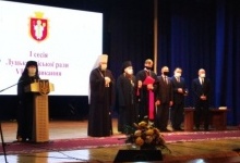 Зі священниками і квітами: розпочалася перша сесія Луцькради нового скликання