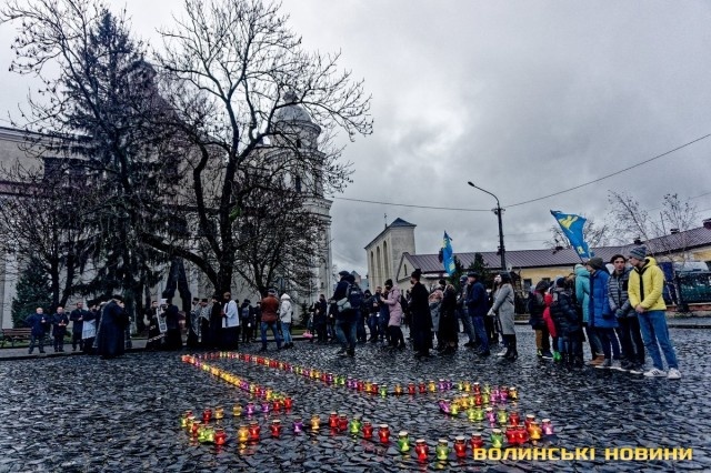 У Луцьку виклали хрест зі свічок у пам’ять про жертв Голодомору