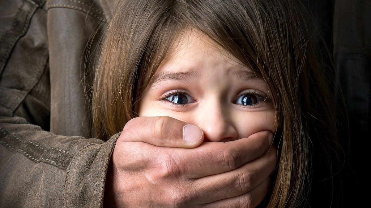 На Хмельниччині чоловік зґвалтував 12-річну дитину співмешканки