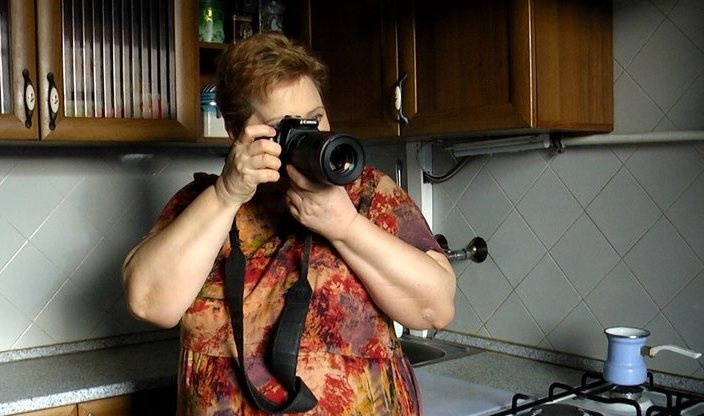 У Житомирі пенсіонерка влаштовує фотосесії пташкам на своєму підвіконні